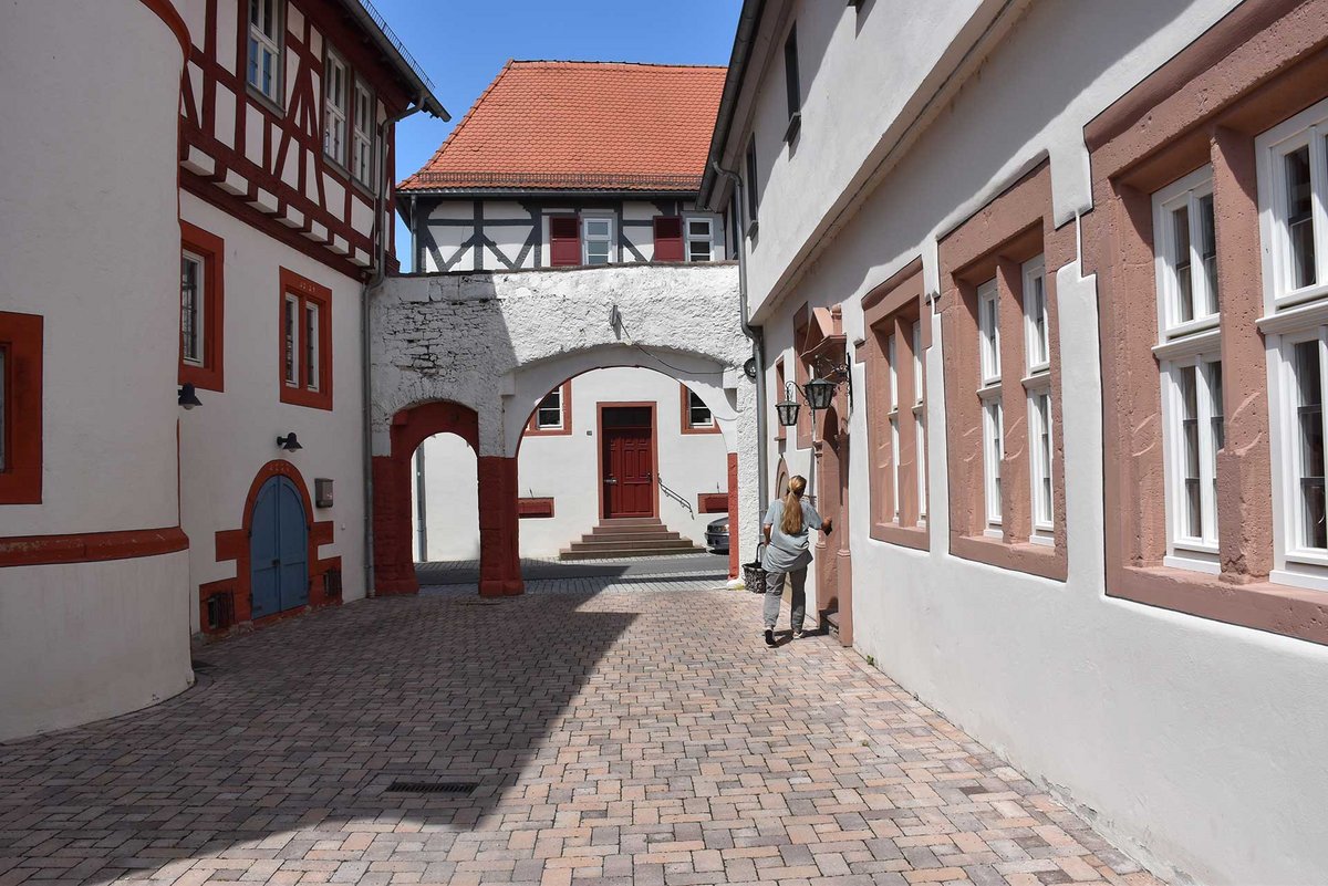 alte gasse mit fachwerkhäusern in babenhausen